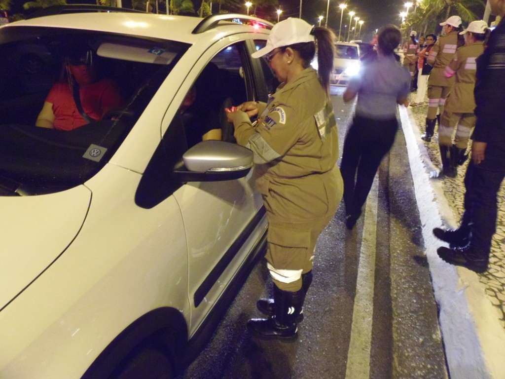 Outubro Rosa: Agentes da SMTT realizam ação na Orla da Atalaia. - SMTT Aracaju